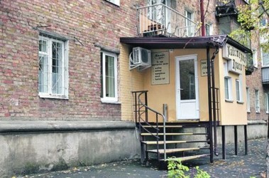 Предложено исключить возможность размещения учреждений и организаций в жилых помещениях до тех пор, пока помещение не переведено в статус нежилого